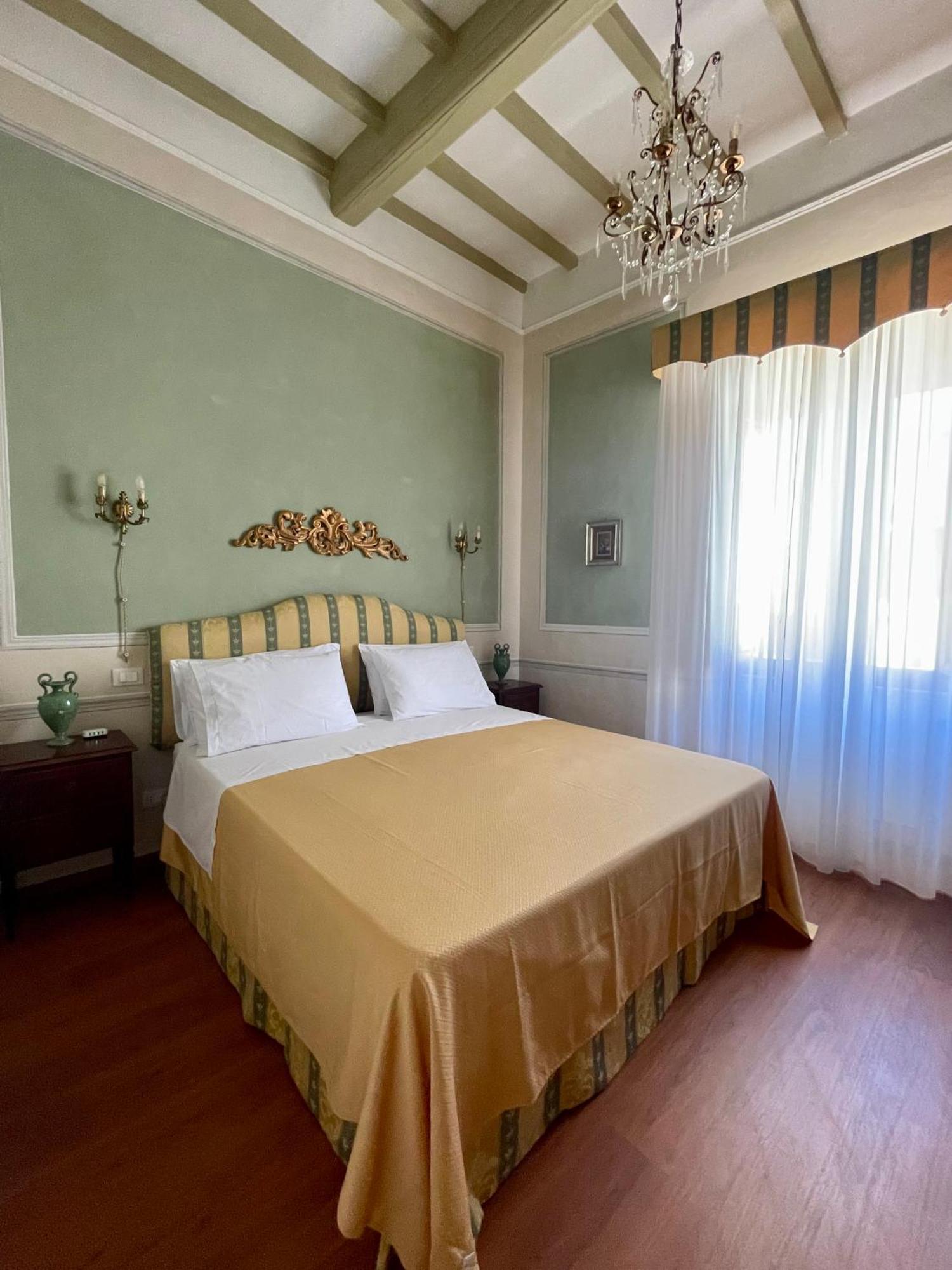 Residenza Dei Ricci Bed & Breakfast คิอูซี ภายนอก รูปภาพ